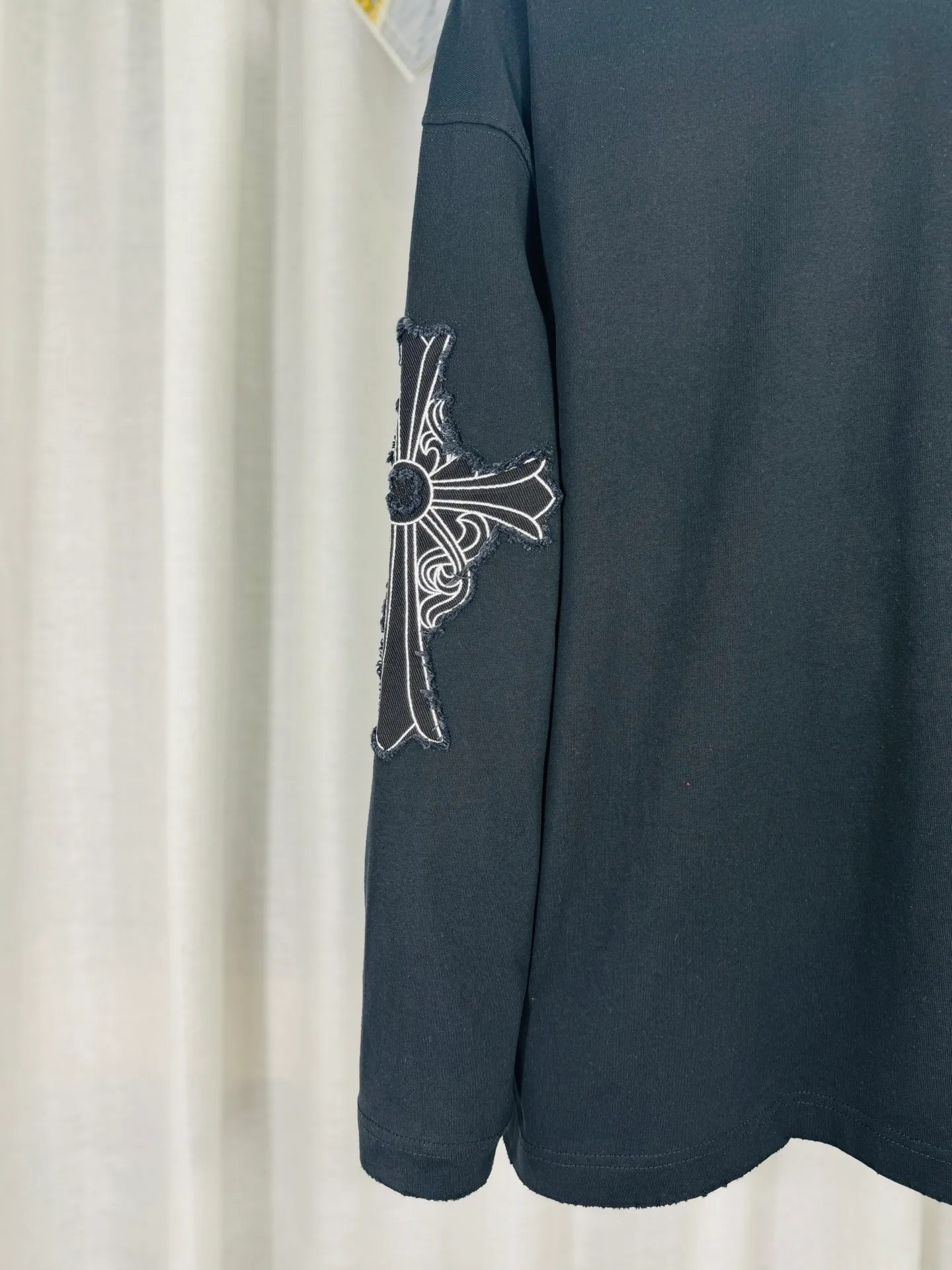 P250 ch high version Chrome Hearts 2025 new autumn and winter cross patch washed spray horse slip long-sleeved T-shirt, fabric: 26 double yarns, 320 grams weight, patch embroidery, heavy wash Printing process: patch embroidery, intercolor spray horse slip process Color: black Size: S M L XL Style number: 5186